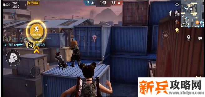 首先爬到房顶上面