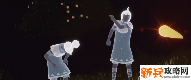 左右肩膀抖动像是在拍灰尘